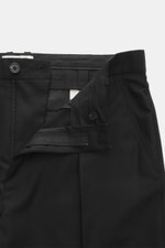 The Row Cashmere Hose 'Tami' schwarz, Detailaufnahme von oben auf Bund mit Reißverschluss, Knopf, Regular Fit, reine Kaschmirqualität.