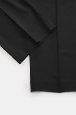 The Row Cashmere Hose 'Tami' schwarz, Detailfoto aus Nahaufnahme, zeigt feinen Kaschmir-Twill mit weichem Griff, geradem Schnitt und Bundfalte.