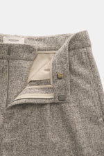 Nahe Aufnahme der geöffneten Agnona Wollhose sand/dunkelbraun meliert aus reiner Schurwolle im Salt-and-Pepper-Muster mit Reißverschluss, Bundhaken, Taschen.