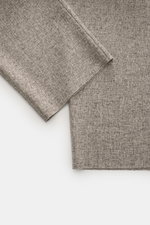 Nahaufnahme der Agnona Wollhose sand/dunkelbraun meliert aus reiner Schurwolle mit Salt-and-Pepper Muster, Regular Fit, geradem Schnitt, fotografiert von oben.