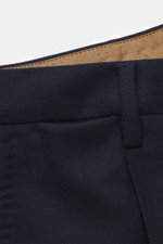 Close-up view of the waistband of Briglia 1949 Wool trousers 'Margutta' navy, flannel made of pure new wool, soft feel, regular fit, slightly tapered, with zipper and waistband button, single waistband pleat, French pockets, small watch pocket, piped back