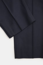 Briglia 1949 Wool trousers 'Margutta' navy shown close-up from the side, flannel made of pure new wool, soft feel, regular fit, slightly tapered, zipper and waistband button, single waistband pleat, French pockets, small watch pocket, piped back pockets, 
