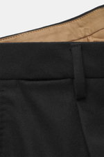 Close-up front view of Briglia 1949 Wool trousers 'Margutta' black showing waistband interior and belt loop, flannel made of pure new wool, soft feel, regular fit, slightly tapered, zipper and waistband button, single waistband pleat, French pockets, smal