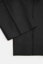 Briglia 1949 Wollhose 'Margutta' schwarz, Detailaufnahme von oben, Flanell aus reiner Schurwolle, weicher Griff, Regular Fit, schmal zulaufend, Reißverschluss, Bundknopf, Bundfalte, französische Taschen, Uhrentasche, paspelierte Gesäßtaschen, eine mit Kno