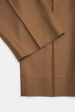 Close-up view of Briglia 1949 Wool trousers 'Margutta' brown, showing flannel made of pure new wool with a soft feel, regular fit, slightly tapered legs, zipper and waistband button, single waistband pleat, French pockets, small watch pocket, piped back p