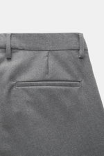 Briglia 1949 Wollhose 'Tiberios' grau meliert, Detail Rückansicht mit Leistentaschen, Twill Schurwolle, Tapered Fit, Bundknöpfe, Saumaufschlag.