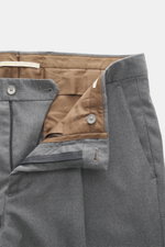 Briglia 1949 Wollhose 'Tiberios' grau meliert, Detailaufnahme von innen mit offenem Bund, Twill aus reiner Schurwolle, weicher Griff, Tapered Fit.
