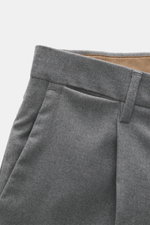 Briglia 1949 Wollhose 'Tiberios' grau meliert, Nahaufnahme Bund, Twill aus reiner Schurwolle, weich, leicht elastisch, Tapered Fit, knöchellang, Taschen.