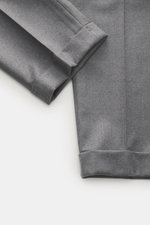 Briglia 1949 Wollhose 'Tiberios' grau meliert, Detailaufnahme Saumaufschlag, Twill Schurwolle, schmal zulaufend, Tapered Fit.