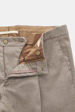 Briglia 1949 Wollhose 'Tiberios' beige meliert, Detailaufnahme von innen mit Reißverschluss, Bundknöpfen, weichem Twill aus Schurwolle, Tapered Fit.