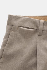 Nahaufnahme der Briglia 1949 Wollhose 'Tiberios' beige meliert in Twill aus reiner Schurwolle, Tapered Fit mit einfacher Bundfalte, französischen Taschen und fixiertem Saumaufschlag, fotografiert von vorne oben.