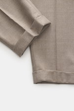 Briglia 1949 Wollhose "Tiberios" beige meliert, Detailfoto von oben, Twill aus Schurwolle, weich, Tapered Fit, knöchellang, Bundfalte, Taschen, Saumaufschlag.