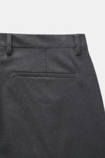 Briglia 1949 Wollhose 'Tiberios' dunkelgrau meliert, Detailansicht von hinten, Twill aus reiner Schurwolle, Leistentasche, Bund mit Schlaufen.