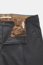 Briglia 1949 Wollhose 'Tiberios' dunkelgrau meliert, Twill aus reiner Schurwolle, Tapered Fit, Reißverschluss, Bundknöpfe, Innenansicht mit Details.