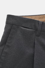 Briglia 1949 Wollhose 'Tiberios' dunkelgrau meliert, Nahaufnahme Bund mit Reißverschluss, Bundknöpfen, französischen Taschen, weicher Schurwolle, Tapered Fit.