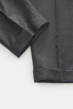Nahaufnahme der Briglia 1949 Wollhose 'Tiberios' dunkelgrau meliert, knöchellang und sehr schmal zulaufend, Twill aus reiner Schurwolle, weicher Griff, fixierter Saumaufschlag, abgebildet aus schräger Perspektive.