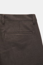 Briglia 1949 Wollhose 'Tiberios' dunkelbraun meliert, Detailaufnahme von hinten, Twill aus reiner Schurwolle, weich, Tapered Fit, Uhrentasche, Leistentaschen.