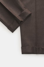 Briglia 1949 Wollhose "Tiberios" dunkelbraun meliert, Detailaufnahme Saumaufschlag und Bein von oben, Twill aus reiner Schurwolle, leicht elastisch, weicher Griff, tapered fit, reguläre Oberschenkelweite, knöchellang, sehr schmal zulaufend, Reißverschluss