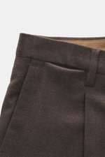 Briglia 1949 Wollhose 'Tiberios' dunkelbraun meliert, Detailaufnahme von Bund und Tasche, Twill aus reiner Schurwolle, weicher Griff, Tapered Fit, knöchellang, französische Taschen.