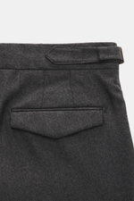 Briglia 1949 Wollhose 'Quartieri' dunkelgrau meliert, Detail Rückansicht mit Bund, Side-Adjuster, geknöpfter Gesäßtasche, Schurwolle und Cashmere.