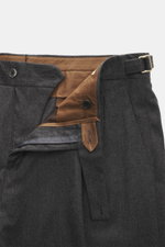 Briglia 1949 Wollhose 'Quartieri' dunkelgrau meliert, Detailansicht offen mit Reißverschluss, Bundknöpfen, Side-Adjuster, weicher Schurwolle-Cashmere-Mix.