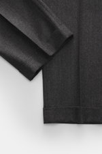 Briglia 1949 Wollhose 'Quartieri' dunkelgrau meliert, Detailaufnahme von oben, weicher Griff, Twill, Tapered Fit, Side-Adjuster, französische Taschen.