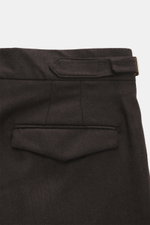 Briglia 1949 Wollhose 'Quartieri' dunkelbraun meliert, Nahaufnahme von Bund und Tasche, Mix aus Schurwolle und Cashmere, weicher Griff, Twill, Tapered Fit.