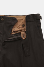 Nahaufnahme der geöffneten Bundpartie der Briglia 1949 Wollhose 'Quartieri' dunkelbraun meliert, Mix aus Schurwolle und Cashmere, weicher Griff, feiner Twill, Tapered Fit, reguläre Oberschenkelweite, knöchellang, leicht schmal zulaufend, Reißverschluss un
