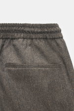 Close-up rear view of the elastic waistband and welt pocket of Briglia 1949 Wool Jogpants 'Wimbledon' grey/brown melange. Italian style and high wearing comfort meet in the lightweight 'Wimbledon' jogpants by BRIGLIA 1949: a versatile pair of pants that w