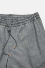 Close-up front view of the elastic waistband and drawstring of Briglia 1949 Wool Jogpants 'Wimbledon' grey melange, pure wool, soft touch, lightweight, tapered fit, regular thigh width, ankle-length, zip fly, single waistband pleat, French pockets, welt p