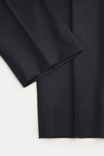 Briglia 1949 Wool trousers 'Platti' navy shown in close-up from above, flannel pure new wool, slightly elastic, soft feel, regular fit, tapered, zipper and waistband button, double waistband pleat, slant welt pockets, back pockets with button.