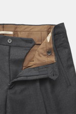 Close-up front view of Briglia 1949 Wool trousers 'Platti' grey melange showing flannel made of pure new wool, slightly elastic quality, soft feel, regular fit, slightly tapered design, zipper and waistband button, double waistband pleat, slant welt pocke