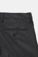 Briglia 1949 Wollhose 'Naviglio' dunkelgrau meliert, Rückansicht, weicher Twill aus leicht elastischer Schurwolle, Regular Fit, Taschen mit Knopf.
