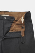 Briglia 1949 Wollhose 'Naviglio' dunkelgrau meliert, Detailfoto offen mit Reißverschluss, Bundknopf, Innenfutter in Braun, Regular Fit, weicher Griff.