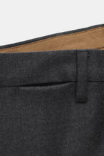 Briglia 1949 Wollhose 'Naviglio' dunkelgrau meliert, Detailansicht Bund innen beige, feiner Twill aus weicher, leicht elastischer Schurwolle.
