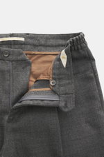 Briglia 1949 Wollhose 'Bricklanes' dunkelgrau meliert, Detailansicht Bund innen mit Reißverschluss, Knöpfen, teileslastischem Bund, Twill-Struktur, Five-Pocket-Stil, aus reiner Schurwolle, Tapered Fit, knöchellang, mit Bundfalte und fixiertem Saumaufschla
