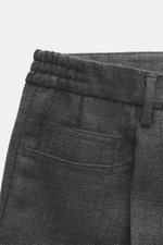 Briglia 1949 Wollhose 'Bricklanes' dunkelgrau meliert, Detailaufnahme von oben, reine Schurwolle, griffig, Twill-Struktur, Five-Pocket, Bundknöpfe.