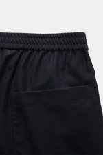 Nahaufnahme der Barena Woll-Jogpants navy aus leicht elastischer Schurwolle, Fokus auf elastischem Bund mit Tunnelzug und Gesäßtasche.