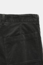 Barena Venezia Cordhose dunkelgrau aus Baumwoll-Modal-Mix, seitliche Nahaufnahme, weiche Haptik, Bundfalten, französische und Gesäßtaschen, gerader Schnitt.
