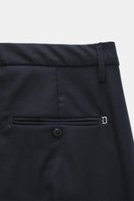 Dondup Wollhose 'Spiritissimo' navy aus feinem, elastischem Schurwollflanell, Slim Fit, Detailansicht Bund mit Reißverschluss, Knopf und Metallinitial.