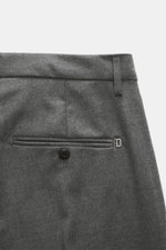 Dondup Wollhose 'Spiritissimo' grau meliert, Detailaufnahme von hinten oben, feiner Flanell, Slim Fit, paspelierte Taschen mit Knopf, Metallinitial.