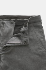 Nahaufnahme der geöffneten Dondup Wollhose 'Spiritissimo' grau meliert, Slim Fit, aus feinem, elastischem Schurwoll-Flanell, mit Reißverschluss, Slide Button und weichem Griff, fotografiert von vorne oben.