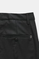 Dondup Wollhose 'Spiritissimo' anthrazit, Slim Fit aus feinem, elastischem Schurwollflanell, Detailaufnahme Taille und paspelierte Gesäßtasche.