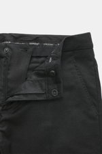 Dondup Wollhose 'Spiritissimo' anthrazit, Slim Fit, schmal zulaufend, Flanell aus elastischer Schurwolle, Detailaufnahme Hose offen mit Reißverschluss und Knöpfen.