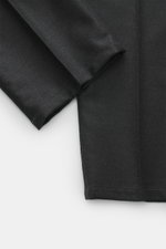 Nahaufnahme der Dondup Wollhose 'Spiritissimo' anthrazit aus feinem, weichem Flanell, schmal zulaufend, Slim Fit, Detailansicht von Saum und Naht.