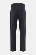 Officine Générale Wool pants 'Hoche' navy shown from the back, ankle-length tapered fit in pure virgin wool twill, with button fly, belt loops, side seam and back button pockets. Parisian casualness with a modern claim: OFFICINE GÉNÉRALE presents the 'Hoc
