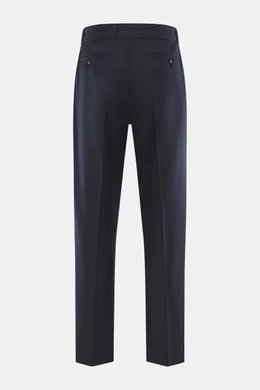 Officine Générale Wool pants 'Hoche' navy shown from the back, ankle-length tapered fit in pure virgin wool twill, with button fly, belt loops, side seam and back button pockets. Parisian casualness with a modern claim: OFFICINE GÉNÉRALE presents the 'Hoc