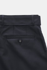 Close-up rear view of Officine Générale Wool pants 'Hoche' navy showing waistband with belt loops, button fly, and back pocket with button, made of soft pure virgin wool twill with tapered fit.

<p>Parisian casualness with a modern claim: OFFICINE GÉNÉRAL