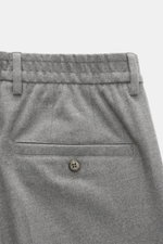 GTA Hose 'Davide' grau meliert, Detailaufnahme von hinten oben, Mix aus Microfaser und Viskose, elastisch, softer Griff, Regular Fit, schmal zulaufend, Reißverschluss, Bundknopf, innenliegendes elastisches Band, französische Taschen, kleines Logo, Gesäßta