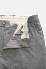 Nahaufnahme der geöffneten GTA Hose 'Davide' grau meliert, von oben fotografiert, mit Reißverschluss, Bundknopf, elastischem Band, Regular Fit, schmal zulaufend, französischen Taschen, kleinem Logo-Detail, Gesäßtaschen mit Knopf, Mix aus Microfaser und Vi